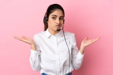 Genç tele pazarlamacı izole bir şekilde el kaldırırken şüpheye düşüyor.