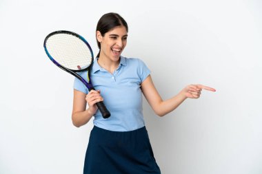 Yakışıklı genç tenisçi beyaz arka planda izole edilmiş beyaz tenli kadın parmağını yana uzattı ve bir ürün sundu.