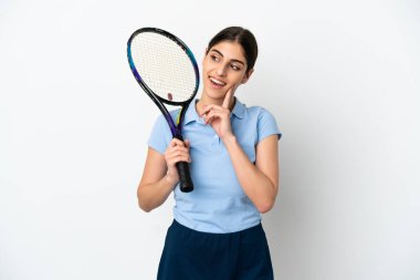 Yakışıklı, genç tenisçi, beyaz arka planda izole edilmiş beyaz tenli bir kadın.