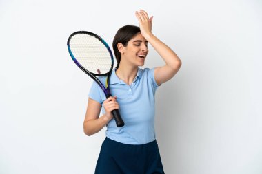 Beyaz arka planda izole edilmiş yakışıklı genç tenisçi beyaz kadın bir şey fark etti ve çözüme niyetlendi.