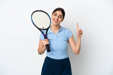 Yakışıklı genç tenisçi beyaz arka planda izole edilmiş beyaz tenli kadın en iyinin işareti olarak parmağını kaldırıyor.