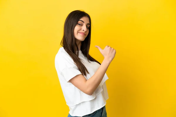 Mulher Caucasiana Jovem Isolado Fundo Amarelo Orgulhoso Auto Satisfeito — Fotografia de Stock