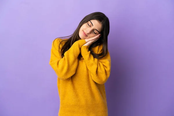 Mujer Joven Caucásica Aislada Sobre Fondo Púrpura Haciendo Gesto Sueño — Foto de Stock