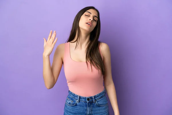 Jeune Femme Caucasienne Isolée Sur Fond Violet Avec Expression Fatiguée — Photo