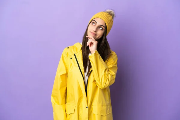 Giovane Donna Caucasica Indossa Cappotto Impermeabile Isolato Sfondo Viola Guardando — Foto Stock