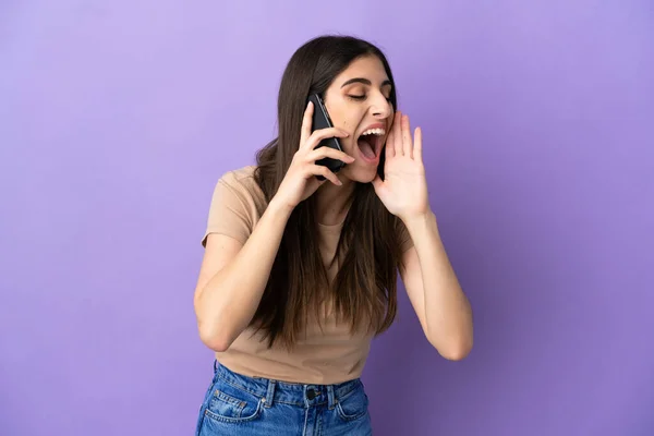 Jeune Femme Caucasienne Utilisant Téléphone Mobile Isolé Sur Fond Violet — Photo