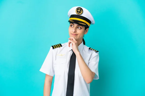 Pilot Samolot Biały Kobieta Odizolowany Niebieski Tle Patrząc Górę — Zdjęcie stockowe