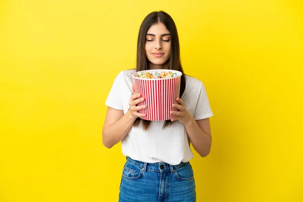 Mujer Joven Caucásica Aislada Sobre Fondo Amarillo Sosteniendo Gran Cubo — Foto de Stock