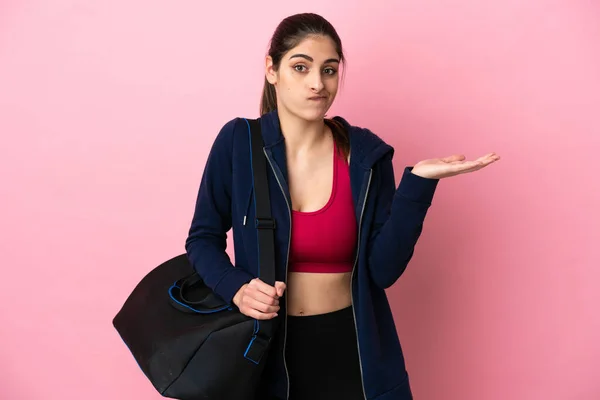 Junge Sportkaukasierin Mit Sporttasche Auf Rosa Hintergrund Mit Zweifeln Beim — Stockfoto