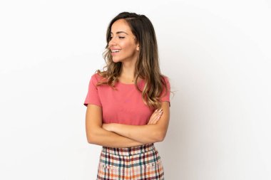 Izole arka plan üzerinde genç kadın yan bakıyor