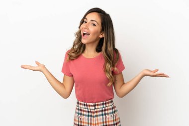 Şok yüz ifadesi ile izole arka plan üzerinde genç kadın