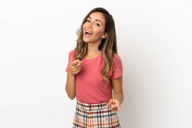 Tecrit edilmiş genç kadın şaşırmış ve cepheyi işaret ediyor.