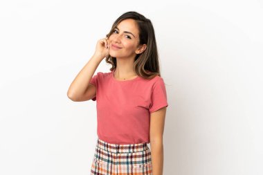 Arka planda kalan genç bir kadın gülüyor.