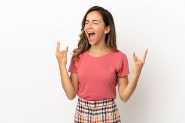 Tecrit edilmiş genç bir kadın boynuz hareketi yapıyor.