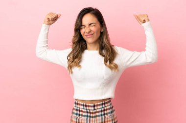 Tecrit edilmiş genç bir kadın güçlü bir jest yapıyor.