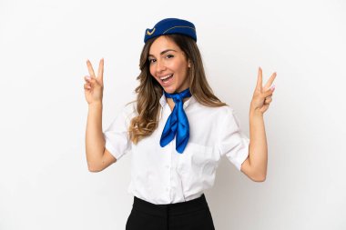 İzole edilmiş beyaz arka planda uçak hostesi iki eliyle zafer işareti gösteriyor.