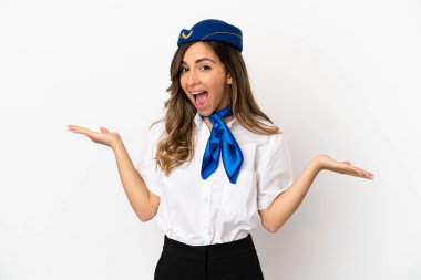 Yüzünde şok ifadesi olan izole edilmiş beyaz arka planda bir hostes.