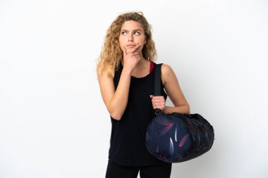 Spor çantalı genç bayan beyaz arka planda izole edilmiş şüpheleri var.