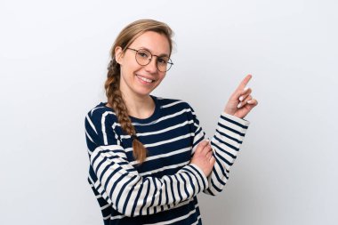 Beyaz arka planda izole edilmiş beyaz tenli genç bir kadın.