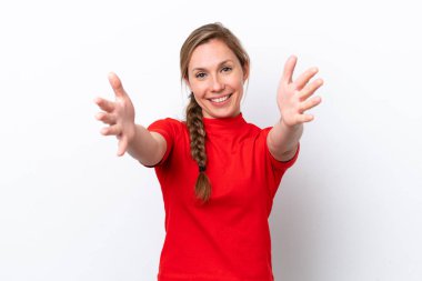 Beyaz arka planda soyutlanmış beyaz bir kadın sunar ve davet eder.