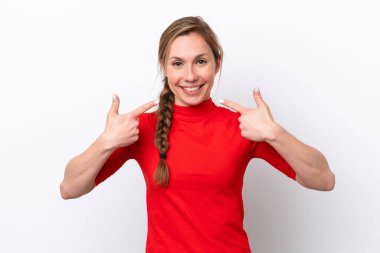 Beyaz arka planda izole edilmiş genç beyaz bir kadın baş parmak hareketi yapıyor.