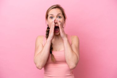 Pembe arka planda izole edilmiş beyaz bir kadın bağırıyor ve bir şeyler söylüyor.