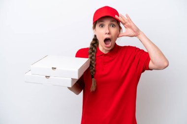 İş üniformalı pizzacı kadın beyaz arka planda izole edilmiş pizza kutuları alıyor. Sürpriz bir ifadeyle.