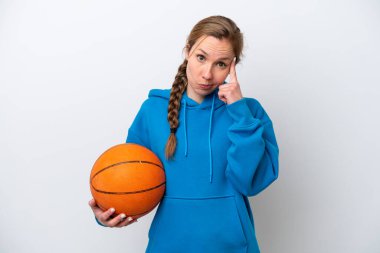 Beyazların arka planında basketbol oynayan beyaz bir kadın bir fikir düşünüyor.