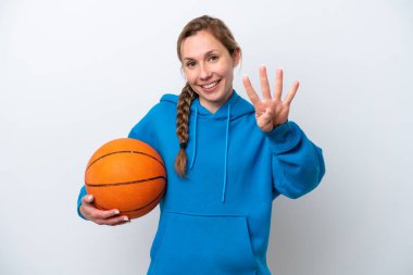Beyaz arka planda basketbol oynayan beyaz kadın mutlu ve parmaklarıyla dört kişi sayıyor.