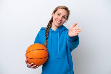 Beyazların arka planında izole bir şekilde basketbol oynayan beyaz bir kadın iyi bir anlaşma için el sıkışıyor.