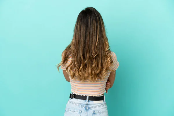 Mujer Joven Sobre Fondo Azul Aislado Posición Trasera —  Fotos de Stock