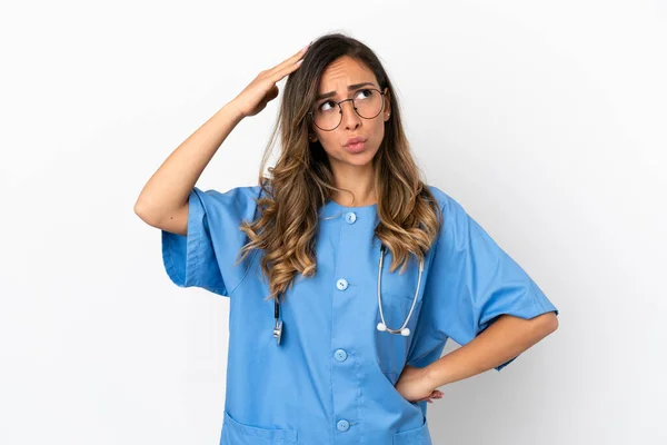 Young Surgeon Doctor Woman Isolated White Wall Having Doubts Confuse — Stock Photo, Image