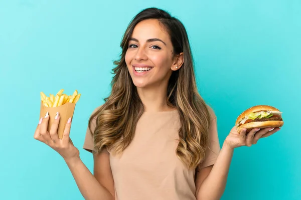 Jeune Femme Tenant Des Frites Hamburger Sur Fond Isolé — Photo