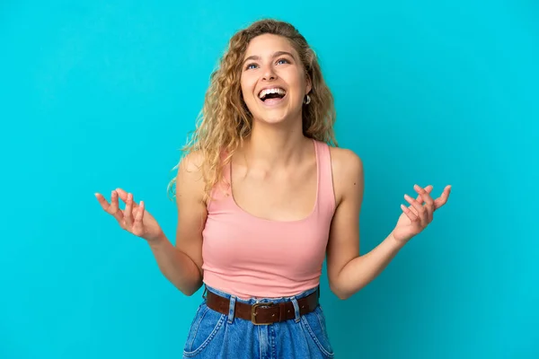 Mladé Blondýny Žena Izolované Modrém Pozadí Hodně Usmívá — Stock fotografie