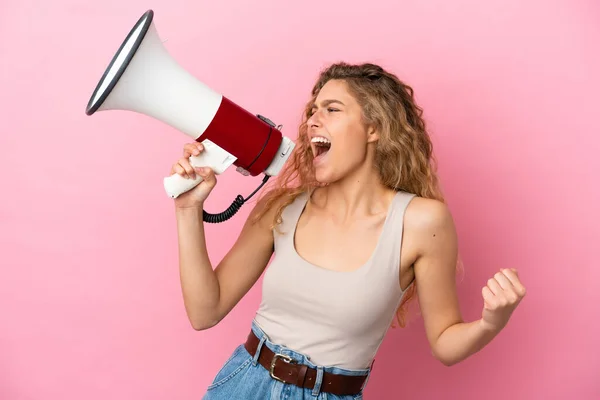 Jonge Blonde Vrouw Geïsoleerd Roze Achtergrond Schreeuwen Door Een Megafoon — Stockfoto