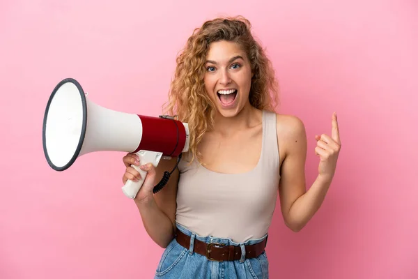 Jonge Blonde Vrouw Geïsoleerd Roze Achtergrond Met Een Megafoon Wijzen — Stockfoto