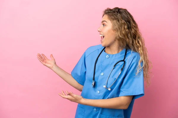 Fiatal Sebész Orvos Elszigetelt Rózsaszín Háttér Meglepetés Kifejezés Miközben Keres — Stock Fotó