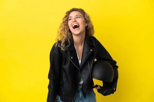 Νεαρή Ξανθιά Γυναίκα Κράνος Μοτοσικλέτας Απομονωμένη Κίτρινο Φόντο Γελώντας — Φωτογραφία Αρχείου