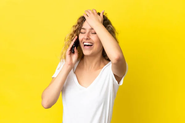 Junge Blonde Frau Mit Handy Isoliert Auf Gelbem Hintergrund Hat — Stockfoto