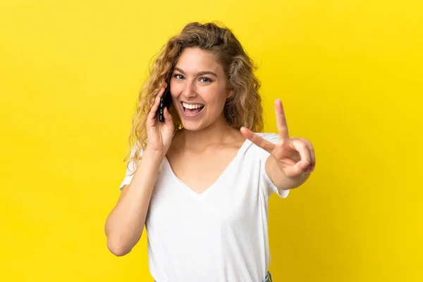 Jong Blond Vrouw Met Behulp Van Mobiele Telefoon Geïsoleerd Gele — Stockfoto