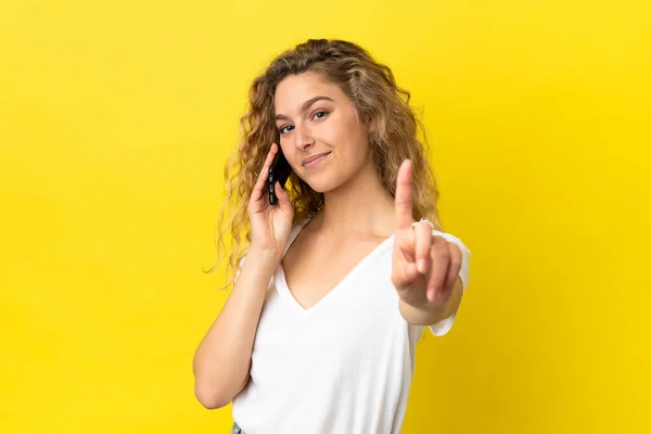 Jong Blond Vrouw Met Behulp Van Mobiele Telefoon Geïsoleerd Gele — Stockfoto