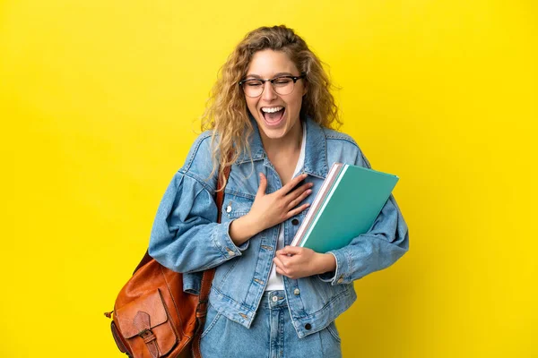 Jovem Estudante Caucasiana Mulher Isolada Fundo Amarelo Sorrindo Muito — Fotografia de Stock