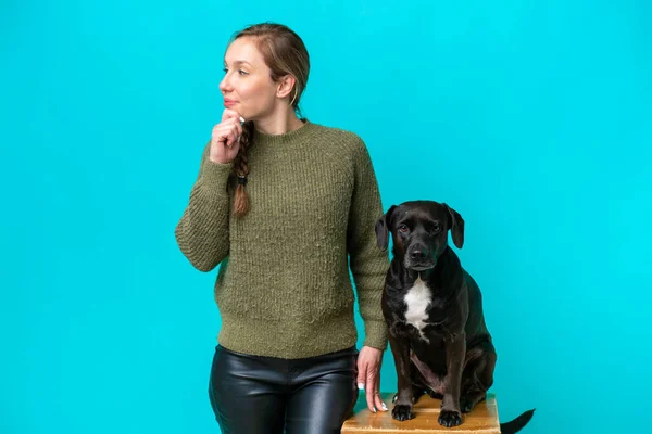 Young Caucasian Woman Her Dog Isolated Blue Background Thinking Idea — 스톡 사진