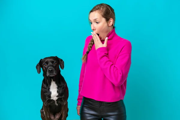 Young Caucasian Woman Her Dog Isolated Blue Background Surprise Shocked — 스톡 사진