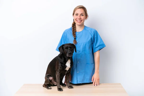 Молодая Женщина Ветеринар Собакой Белом Фоне Счастливым Выражением Лица — стоковое фото