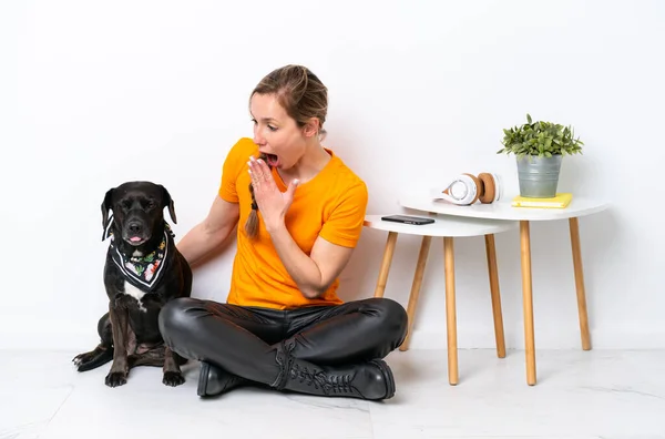 Joven Mujer Caucásica Sentada Suelo Con Cachorro Aislado Sobre Fondo — Foto de Stock