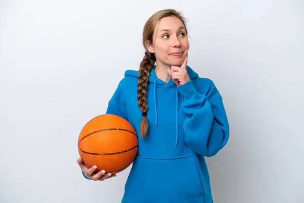 Young Caucasian Woman Playing Basketball Isolated White Background Thinking Idea — Stock fotografie
