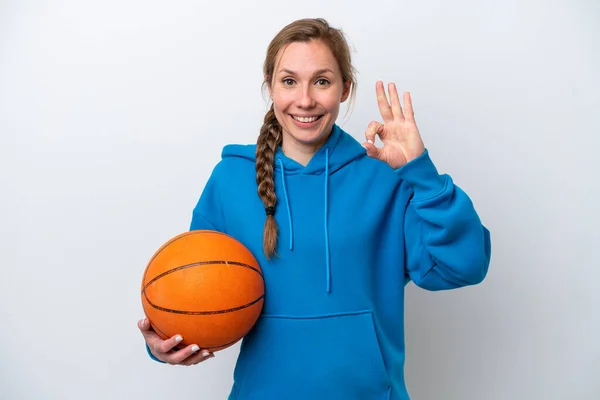 Jovem Caucasiana Jogando Basquete Isolado Fundo Branco Mostrando Sinal Com — Fotografia de Stock