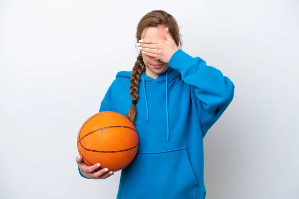 Wanita Muda Kaukasia Bermain Basket Terisolasi Dengan Latar Belakang Putih — Stok Foto