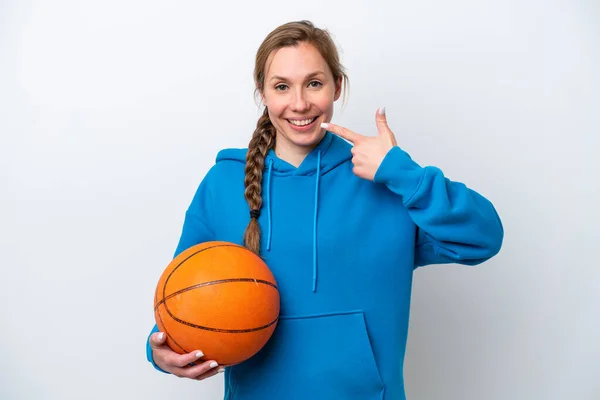 若いですCaucasian女性遊びバスケットボール孤立しました上の白い背景与えますA親指アップジェスチャー — ストック写真
